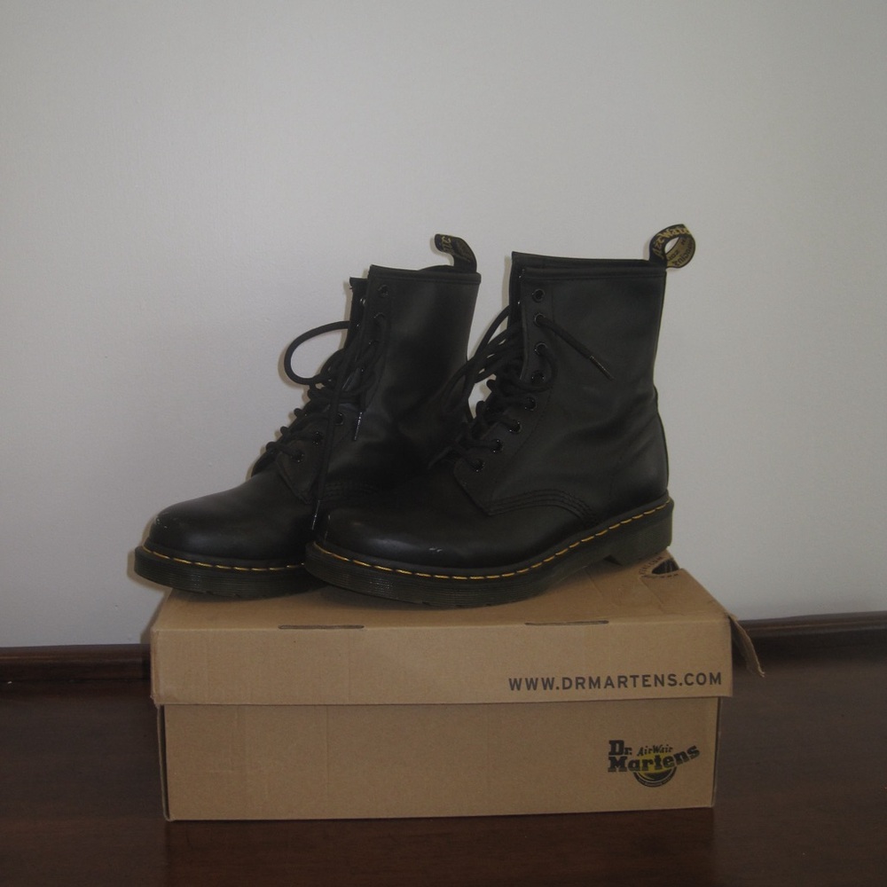 Doc Marten women’s boots. 1460’s woman’s smooth leather lace up boots. Size 9